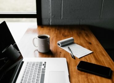 Notepad, pen, and coffee on a wooden desk prepared for a focused hourly consulting session in New York